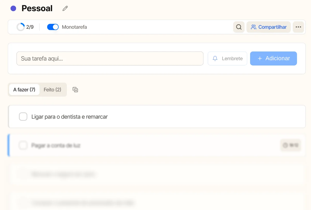 A mesma lista com o Modo Monotarefa ligado: a primeira tarefa fica nítida e o resto, desfocado.