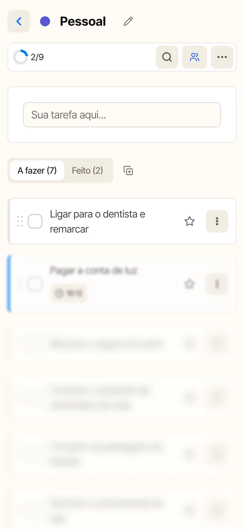 O Modo Monotarefa no celular: só a primeira tarefa da lista fica nítida.
